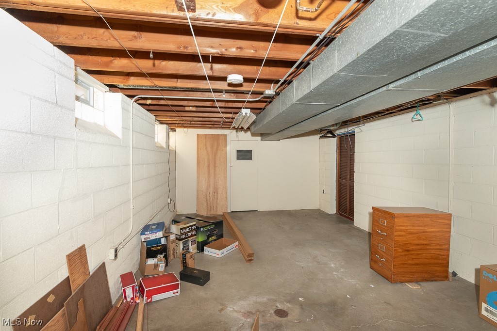 8218 Newport Avenue, Parma, Ohio image 24
