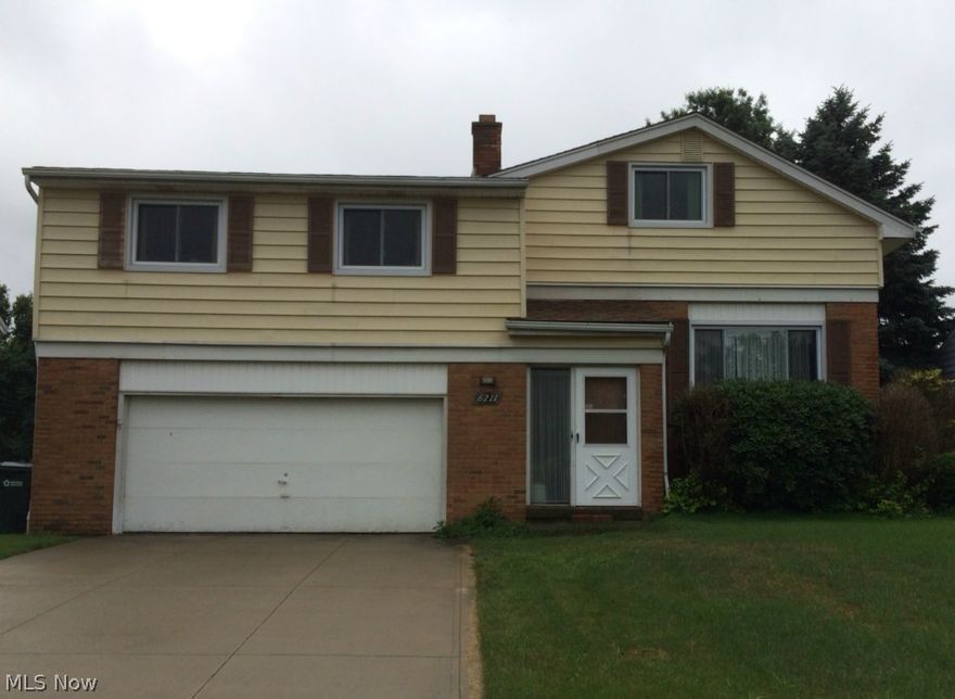 A GREAT VALUE!! 2029 sq.ft home offering  5 bedrooms, 2 full baths, 2 half baths, large family room with wood burning fire place, Eat in kitchen plus formal dining room, spacious living room and basement.  Make this wonderful home yours! Enjoy the pristine view of the golf course in your back yard from your spacious covered patio. Newer roof and driveway.