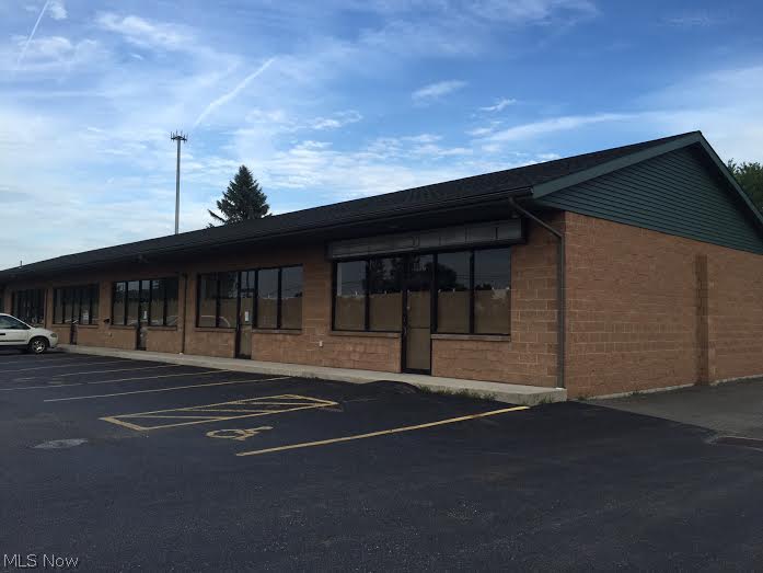 Great opportunity awaits in this Nice Brick Neighborhood Shopping Center located in Howland Township. High traffic and developing area with easy access. Plenty of parking. 10 feet ceilings. Close to nice condo development , Retirement home and many other businesses. Lease this 1,000 Sq ft unit for a great price! Need more space? - 2 other units available.