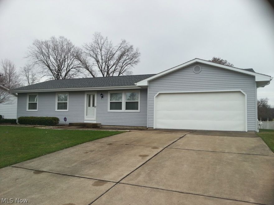 Well maintained 3 bedroom, 1.5 bathroom Ranch home in the heart of Howland. This home offers a large living room with new carpet, eat-in kitchen with newer Corian counter tops, stunning family room with attached sun room overlooking the large backyard, and a master bedroom with a half bath. Full dry basement with washer and dryer staying. Attached 2-car garage with nature stone flooring. Updates include: roof 2012, back windows in 2012, front windows in 2014, vinyl siding 2014, entry doors into garage 2014, and furnace 2015! Call today for your private showing!