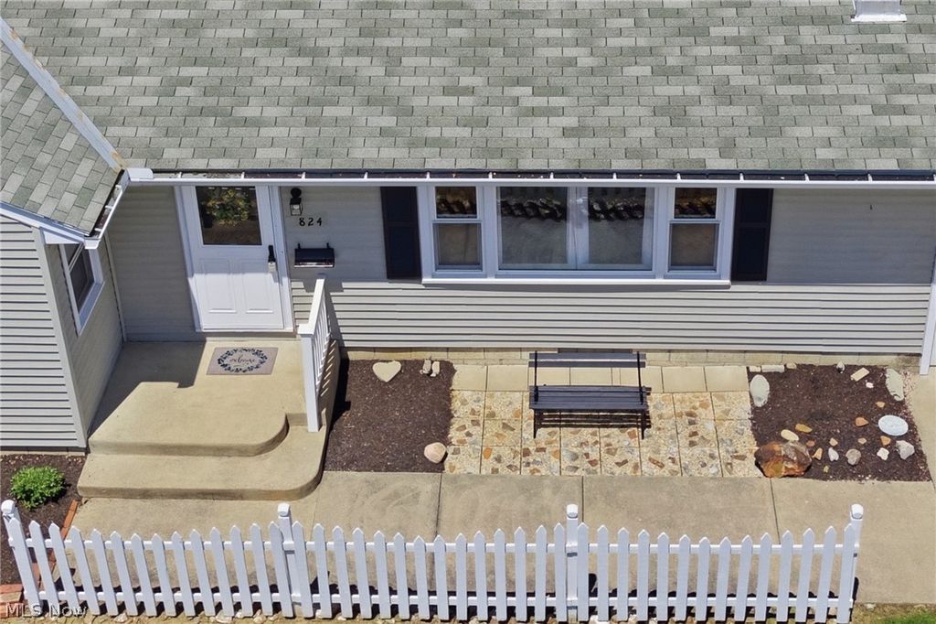Photo of 824 E Bank Street, Ashland, OH 44805 (MLS # 5214638)
