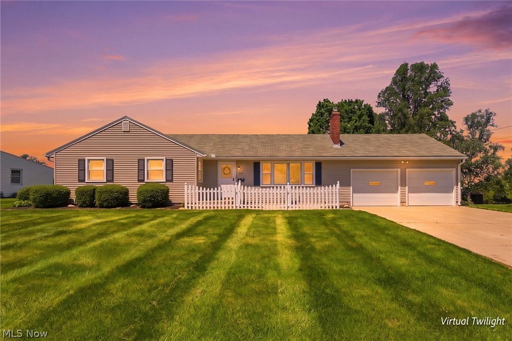 Photo of 824 E Bank Street, Ashland, OH 44805 (MLS # 5214638)