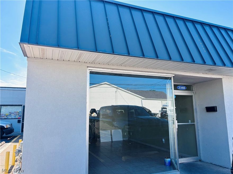 Amazing Opportunity to Lease prime office space on Lake Rd. Building offers large front windows. Main open concept office area. Owner very accommodating to work together with new tenants. Office is vacant and immediate possession available. Approx 400 Sq.Ft office / retail for lease. Central air, private bathroom, and ample parking. High Traffic Area. Former Pet Grooming Salon, Let Your Imagination Run Wild! Perfect Opportunity To Start Your New Business Venture.