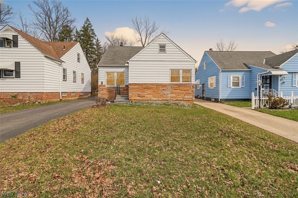 Photo of 5571 Oakwood Avenue, Maple Heights, OH 44137 (MLS # 5193708)
