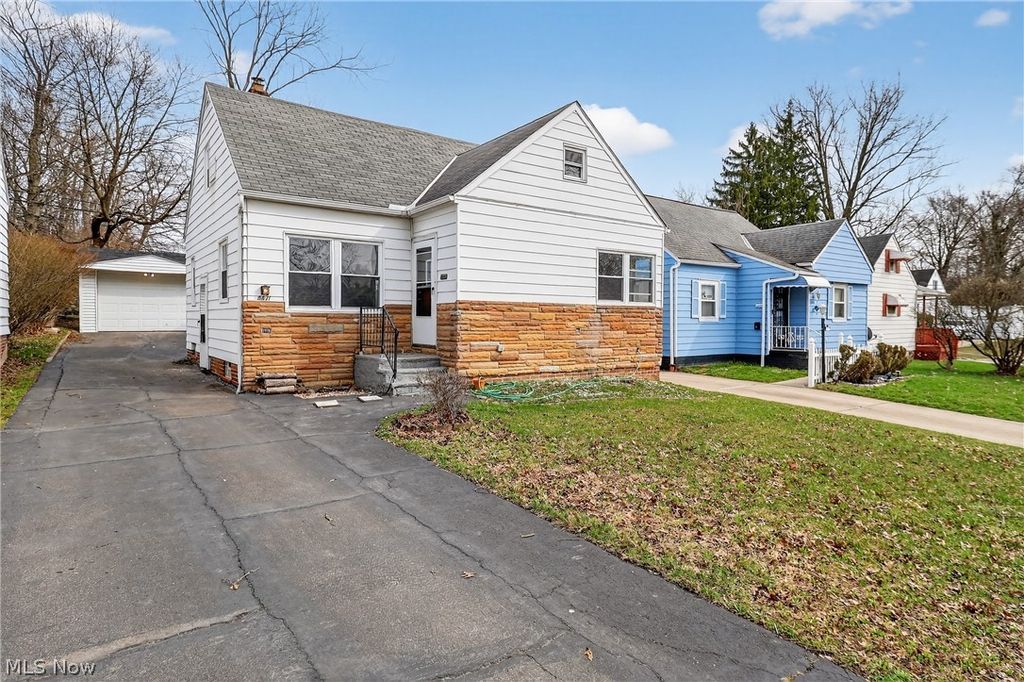 Photo of 5571 Oakwood Avenue, Maple Heights, OH 44137 (MLS # 5193708)