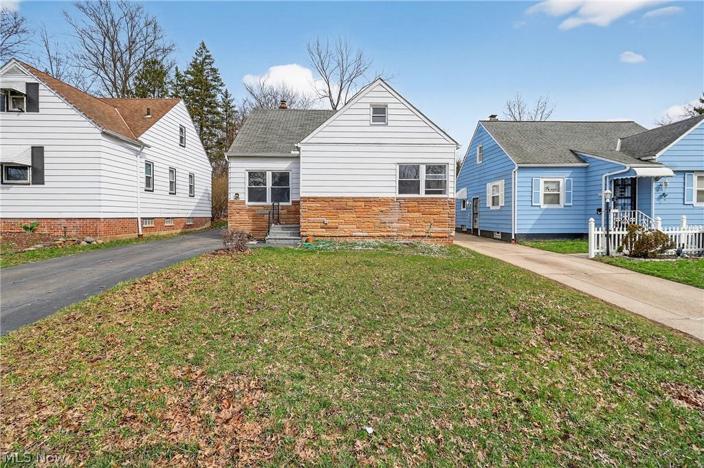 Photo of 5571 Oakwood Avenue, Maple Heights, OH 44137 (MLS # 5193708)