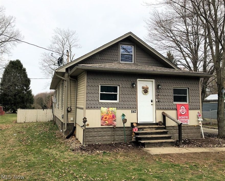 This cute 3-bedroom ranch is located in Howland and is situated on almost an acre.  This home will not last long!!!