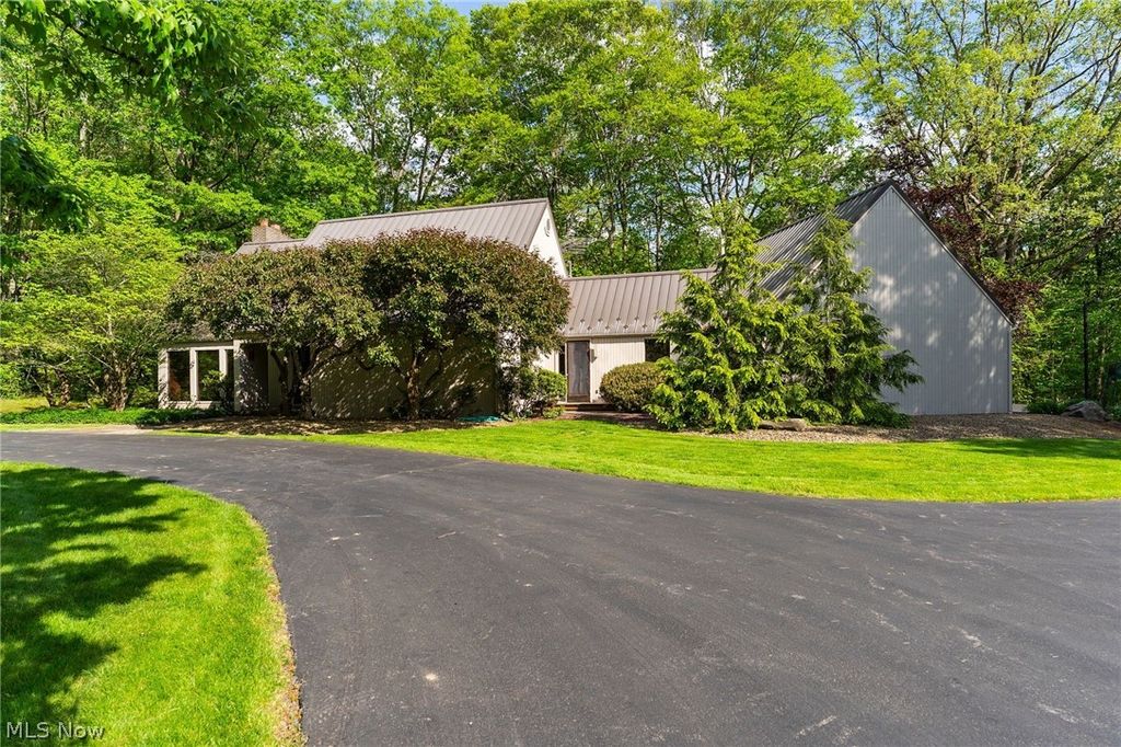Photo of 2941 Howland Wilson Road NE, Warren, OH 44484 (MLS # 5214863)