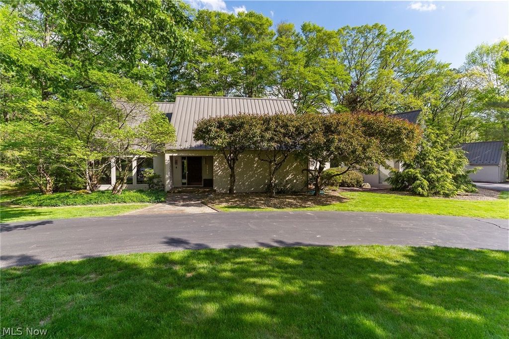 Photo of 2941 Howland Wilson Road NE, Warren, OH 44484 (MLS # 5214863)