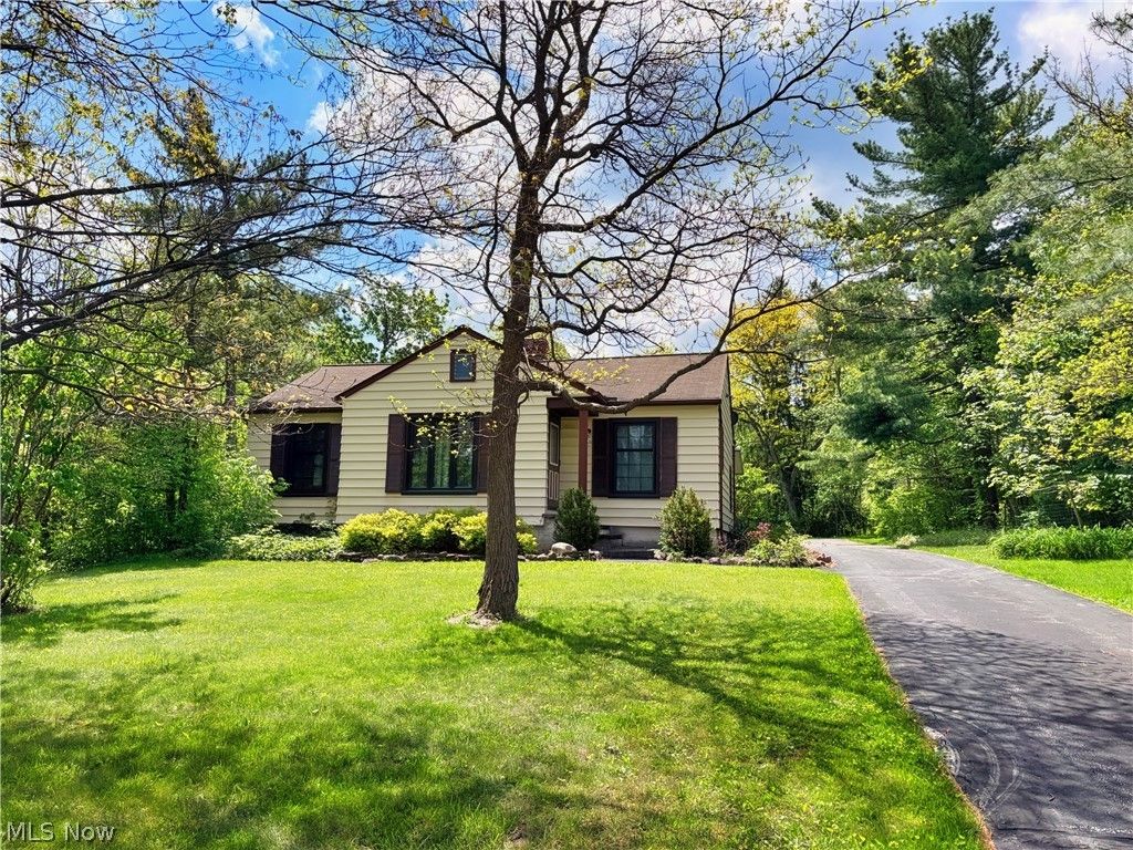 Photo of 2814 E Royalton Road, Brecksville, OH 44141 (MLS # 5210947)