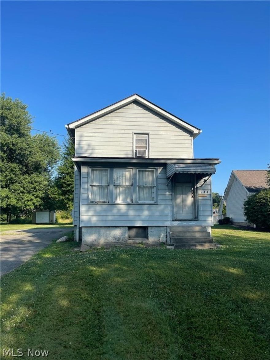 Great location in the Hubbard estates that needs a little TLC. This house has 2 bedrooms and 1 bathroom. K
Large living room leads into a nice sized eat in kitchen with 1st floor laundry.  Nice lot size. Hubbard school district. ARV 110-130k.