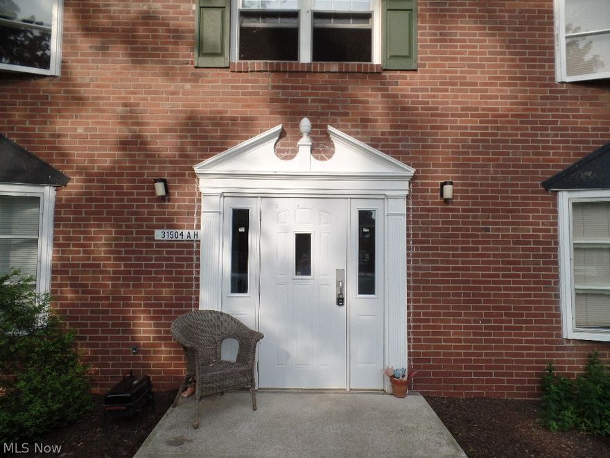 Freshly updated and move in ready! Second floor ranch unit with oversize front bay window. Newer paint and floor coverings! Appliances included! $197.47 monthly maintenance fee. Storage locker just outside of unit. In building laundry. Easy freeway access. Priced well below auditors valuation.