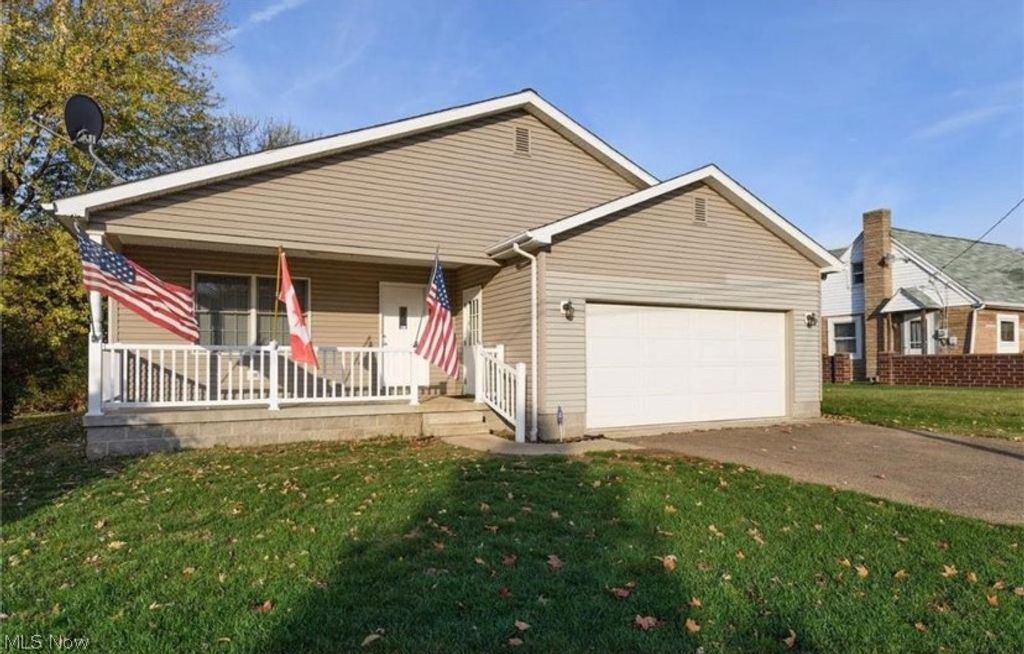 Photo of 1019 Roseland Avenue NW, Massillon, OH 44647 (MLS # 5185714)