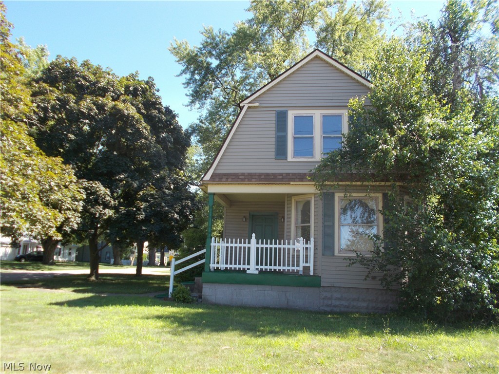 Saybrook family colonial with fresh paint, newer carpet, new roof in 2018, new kitchen floor (floating floor), bath and one half, partially finished basement, and convenient storage . Ready to move in and enjoy.