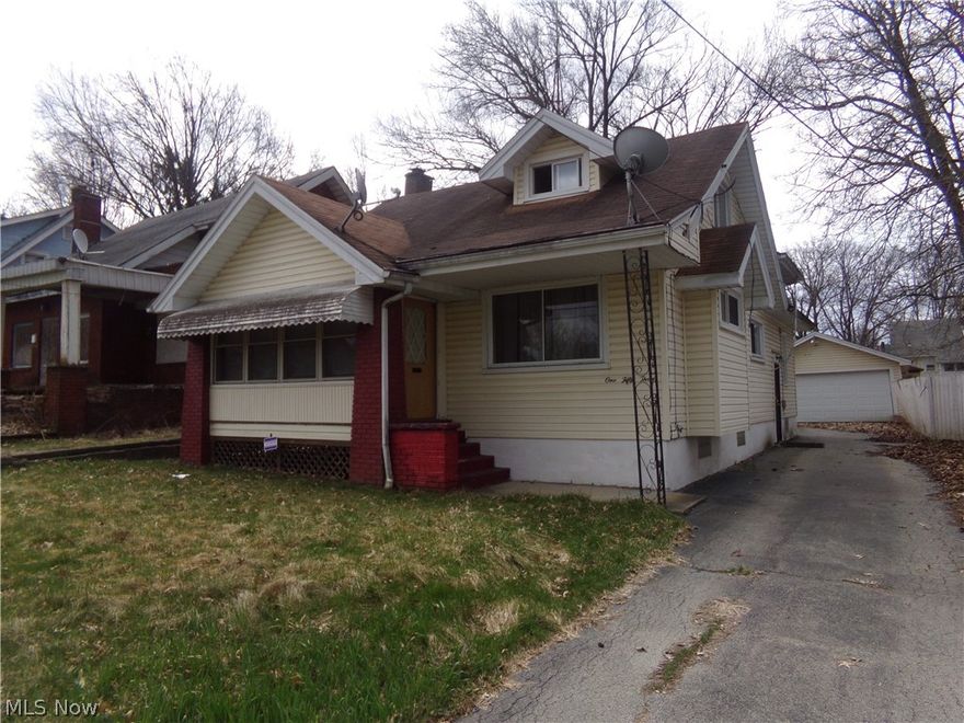 Charming 4 Bed Room Home with Tons of potential Glass Block Windows, vinyl Siding, Fire places,Appliances stay,Double Car Garage,
 Large Back Yard for Cook outs Will Require some TLC.close to shopping and Highway.