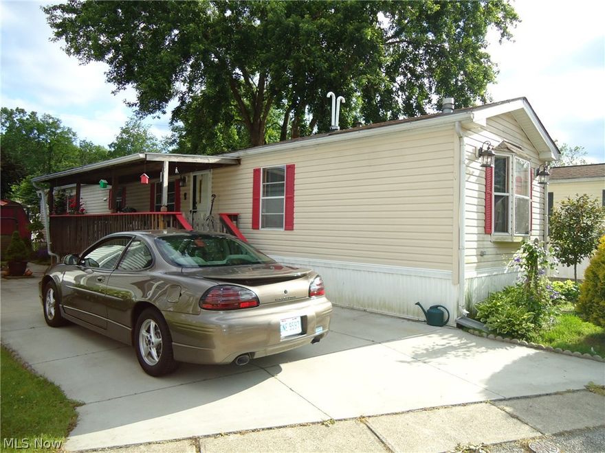 3BR/2BA located in the Cuyahoga Valley National park across from Indigo Lake and Bike Trail! 1993 Commodore Clipper-14' x 68' with attached deck and large storage shed. Newer hi-efficiency furnace and A/C (11/13), new refrigerator(2015), washer/dryer, range/oven, ceiling fans.