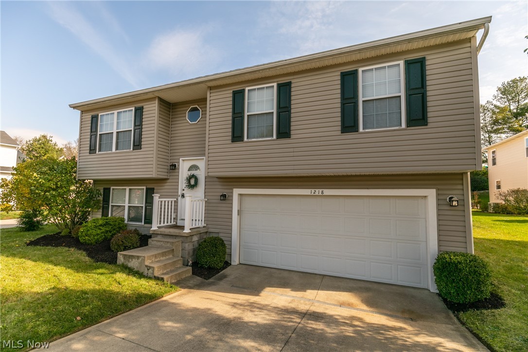 This spacious 3 bedroom bi-level has over 1400 sq ft of total living space. With 3 bedrooms and 1.5 baths, this move-in ready home has a large living room with a fireplace, and a lower level family room/rec room. There is a separate laundry room as well. The open kitchen has an eating area, newer stainless appliances, and is wide open to the living room. A large master bedroom has a huge walk in closet. Each of the beds is spacious. Enjoy all of the amenities that the Lakes at Brittany Pointe has to offer.