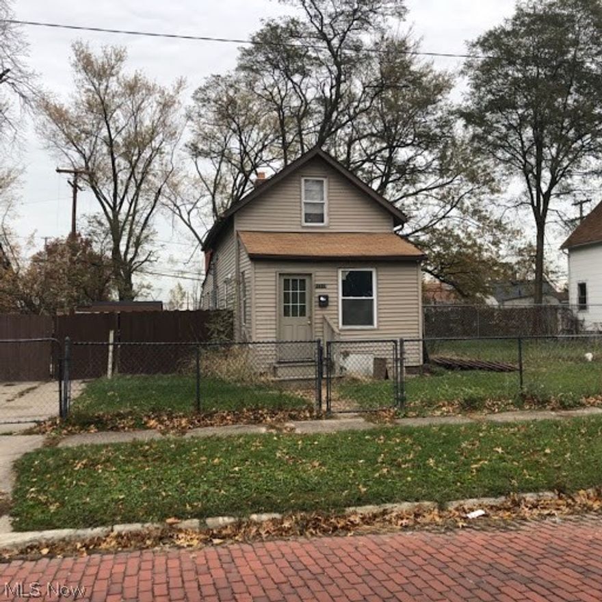 2 bedroom Cape Cod/ Bungalow. 1 bath. LOT SIZE IS 40X112. DOES NOT INCLUDE VACANT LOTS ON EACH SIDE OF HOUSE.  Close to schools, shopping and highway. Property selling AS IS- WHERE IS, with no warranties expressed or implied.