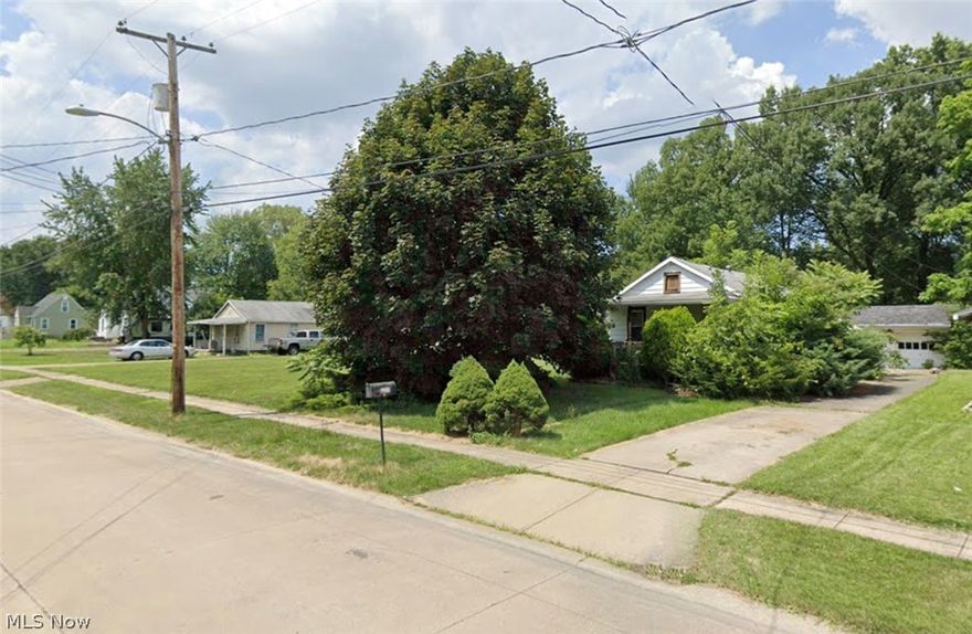 Great investment opportunity in Elyria! This Ranch on basement offers over 600 square feet of living space with 2 bedrooms and 1 full bathroom with a detached garage. The property does need some TLC but presents an exceptional opportunity for investors with a vision and ambition.