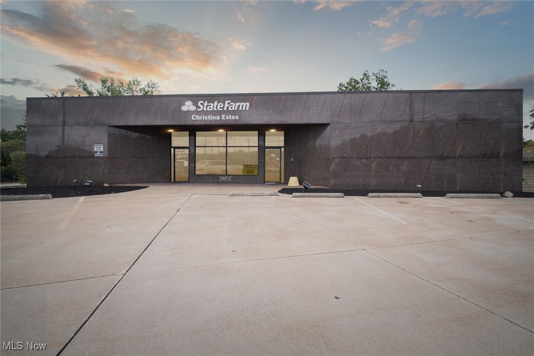 Well maintained prime office space in a great location with plenty of parking available. Approximately 1,200 sq ft of customizable space to suit your business needs. Currently the tenants include a dental office, a State Farm agency and a pediatrician. The upper level suite is move-in ready and the owners cover the gas, electric, water, lawn care, snow removal, and trash disposal. Tenants are only expected to pay for cable, phone, and internet. Desired renovations are negotiable. Call today for a showing!