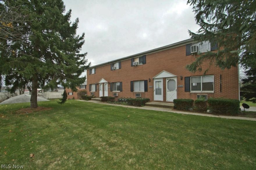 What a smoking hot deal!!!  Townhome available in Jackson with a single car garage!  This home has 2 bedrooms and 1.5 bathrooms, huge kitchen area with plenty of room for a table.  Small pets are ok with approval, ask about our pet policy.  Call today to schedule your showing!