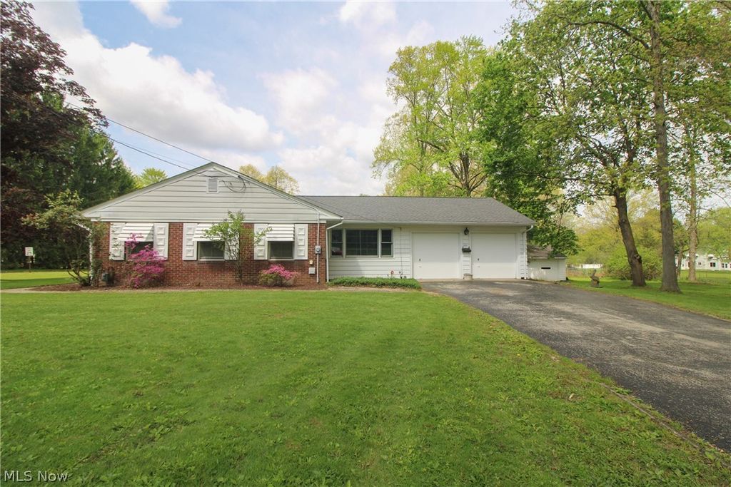 Photo of 804 Crestview Drive, Boardman, OH 44512 (MLS # 5207165)