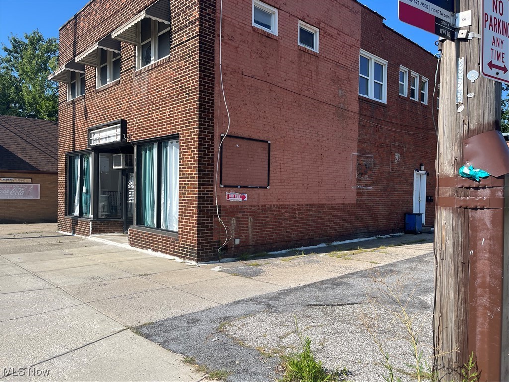 Cozy 2-Bedroom Apartment Utilities ( gas, electricity) included
Charming, well-kept 2-bedroom apartment in a smoke-free building. Enjoy the convenience of one reserved parking spot. Please note: no on-site laundry and no garage.