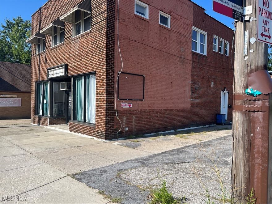 Cozy 2-Bedroom Apartment Utilities ( gas, electricity) included 
Charming, well-kept 2-bedroom apartment in a smoke-free building. Enjoy the convenience of one reserved parking spot. Please note: no on-site laundry and no garage.
