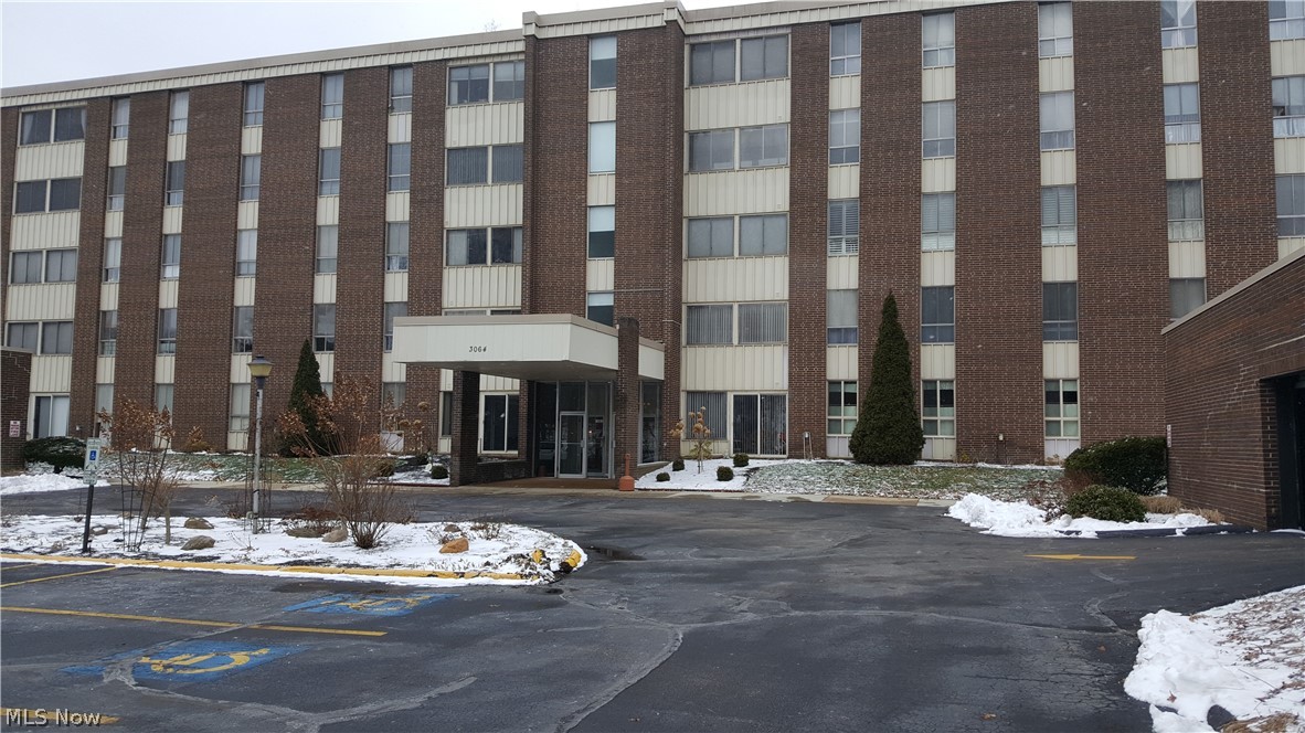 Dread mowing grass? Available in the "D" building where all of the amenities are located! Gorgeous views of the woods (Adell Durbin Park) from every window! Beautifully updated full bath with walk-in shower & freshly painted (2017), garbage disposal, faucet & kitchen painted (2018), newer carpeting. Nothing to do but move in and enjoy resort living.
Garage Space #184 Reserved.