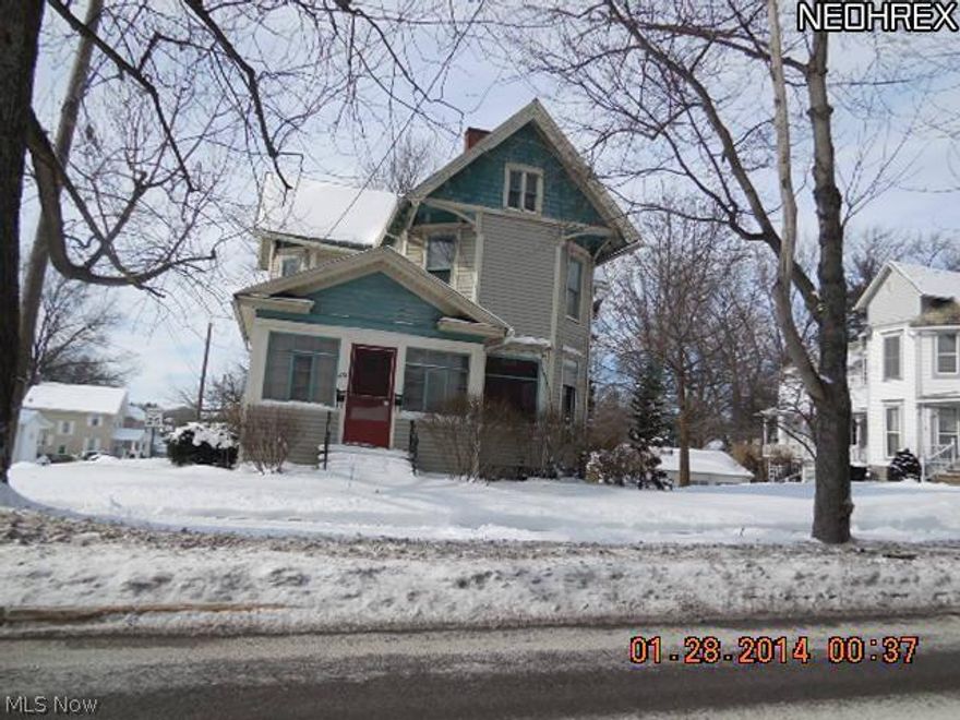 This is a Freddie Mac/Homesteps foreclosure property being sold as is. Freddie Mac has now implemented a new 20 day first look program for home owners to be able to purchase a property without competition from investors. Owner occupant homebuyers can now choose one of the following three incentives on eligible homes. (1)An allowance up to $500 to homebuyers towards the purchase of a home warranty of their choice. It is the homebuyer's responsibility to identify and select the home warranty company and plan. (2) $500 Condo Cash towards standard condo association dues. (3) $500 towards flood insurance. See broker remarks or call agent for details. **Attention Investors! This two unit has a lot of potential. Unit down is a 2 bedroom, Unit up 1 bedroom. Full basement, 2 car detached garage. Great location , walking distant to downtown, close to shopping. Pre-qualification letter and/or proof of funds required with all offers.