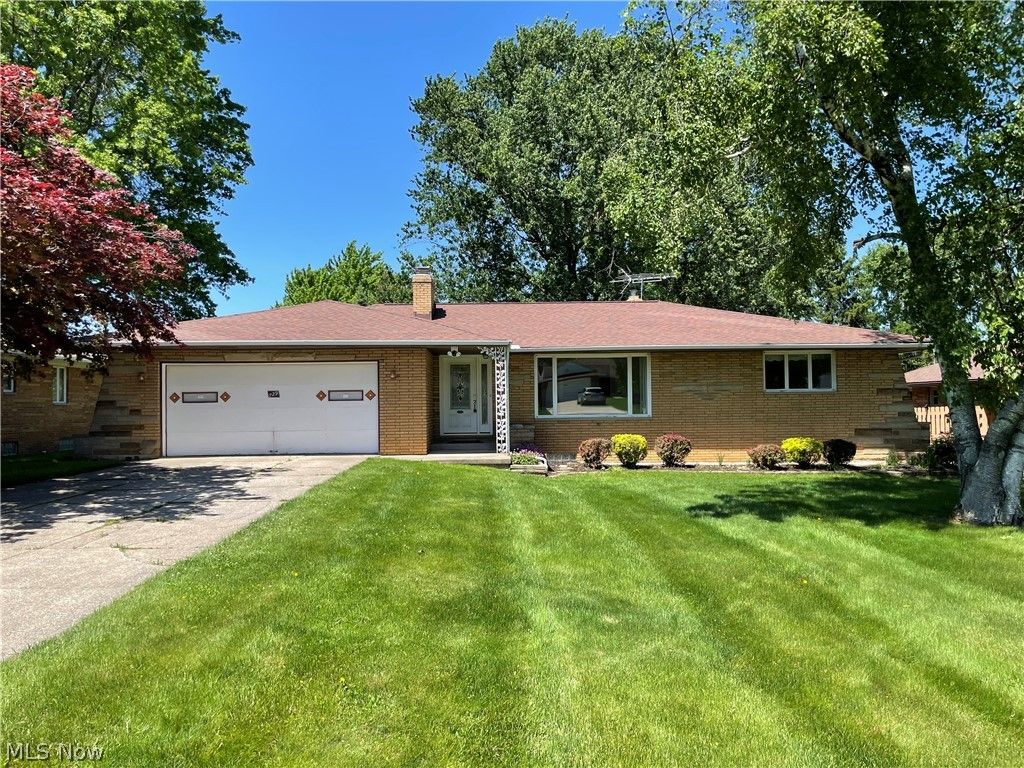 Photo of 729 E Parkhaven Drive, Seven Hills, OH 44131 (MLS # 5212192)