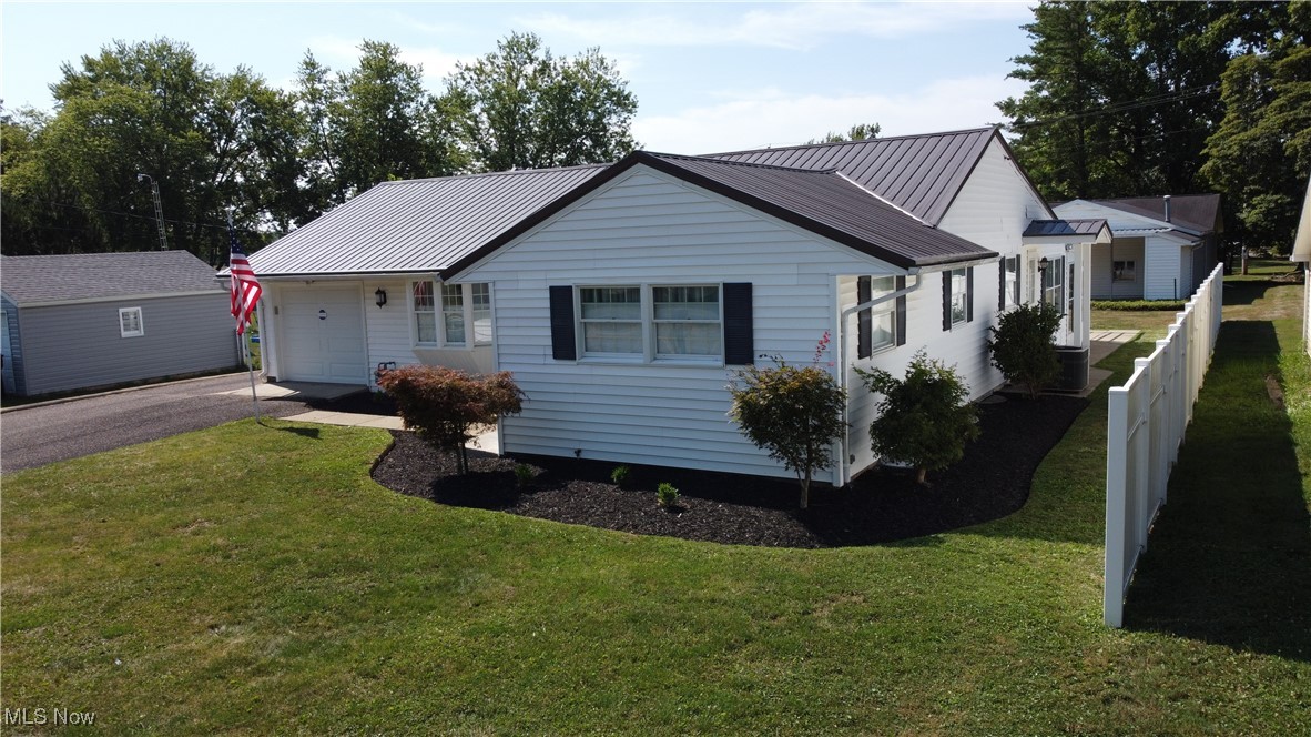 982 Country Club Drive, Zanesville, Ohio image 2