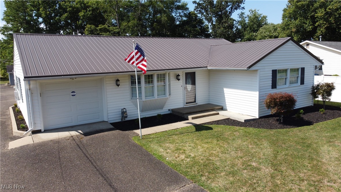 982 Country Club Drive, Zanesville, Ohio image 3