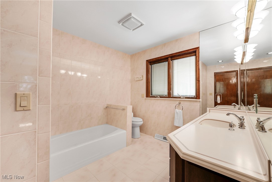 34900 Lakeview Drive, Solon, Ohio image 23