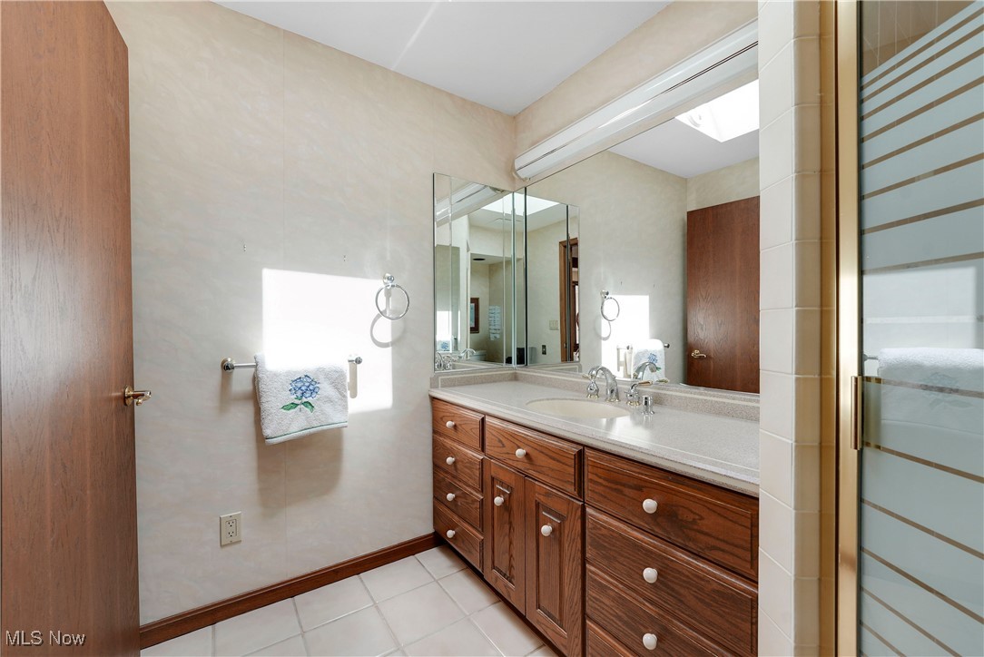34900 Lakeview Drive, Solon, Ohio image 31