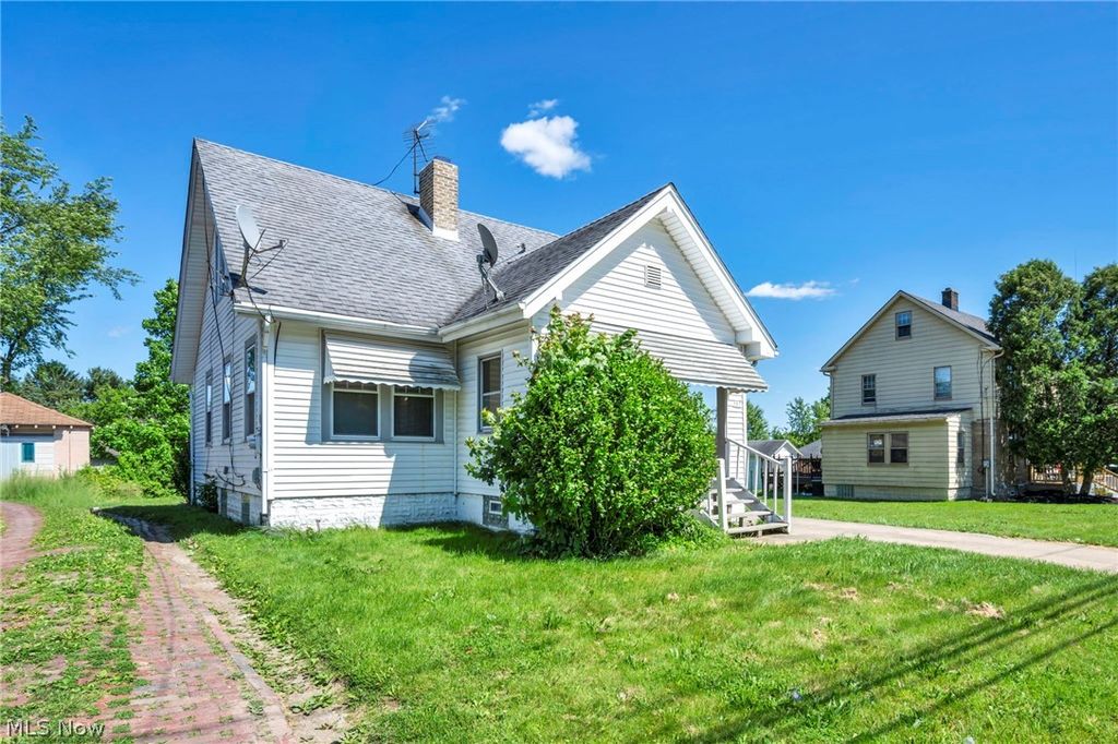 Photo of 167 N Hazelwood Avenue, Youngstown, OH 44509 (MLS # 5214184)