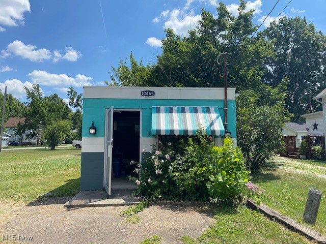 Free Standing - Solid Brick Commercial Building -Located in high traffic Area- Plenty of Parking - Great Opportunity for neighborhood
retail Businesses- Rented in the Past as a Barber Shop - Commercial Areation Tank 1500 Gallons - New Flooring, Updated Electrical, New Paint - Township has already Approved an Addition to the Building- Large Lot
Ton of Potential with plenty of parking on side street