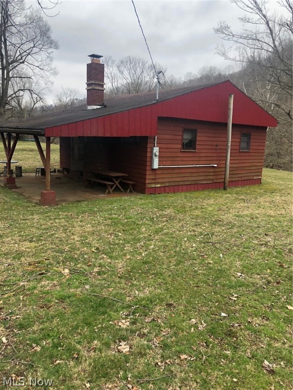 Come check out this cabin on the Little Kanawha River! IT comes furnished and offers easy access to the river. Summers will be fun! The large lot has anew septic system and water well.
