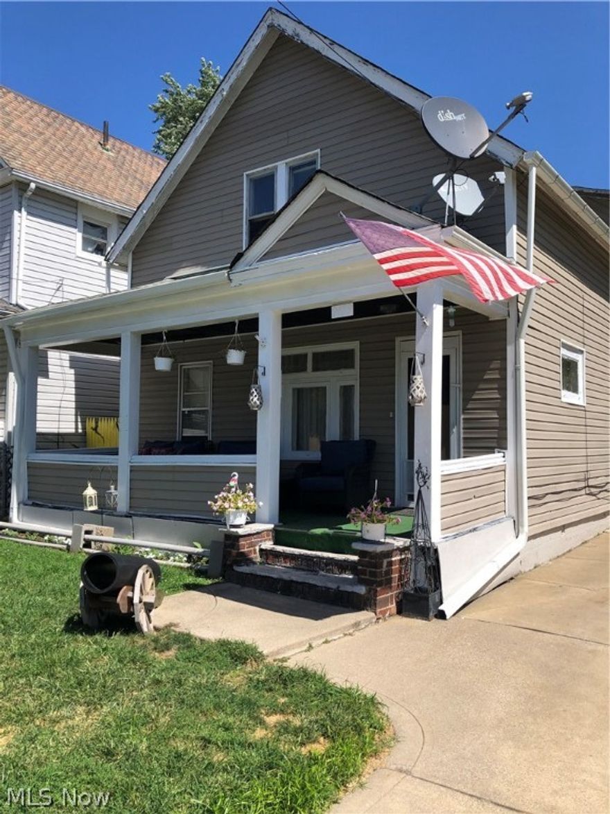 Investors wanted!! Large single family home! Newer vinyl siding and gutters, 3 bedrooms total and 2 extra bonus rooms,that could be used as office/den/nursery.There's also a kitchenette up, could be used as an in-law,teen suite or convert into a 2 Family home!! Close to Edgewater Beach,Gordon Square Art District,Downtown,and walking distance to public transportation!Priced to sell!!Being sold AS IS