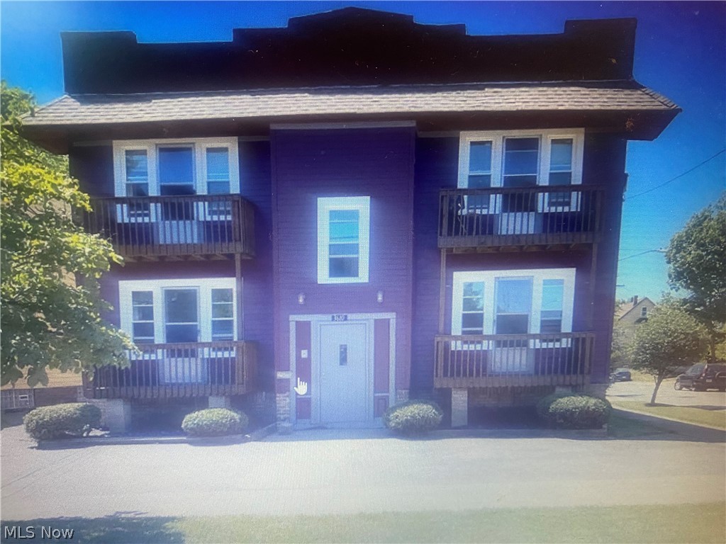Outstanding turnkey opportunity! Beautiful and well maintained Quadplex located on a quiet street. 4 - 1BR / 1BATH units. Two units hardwood floors. The other two units, carpet. Newer windows (2022), newer furnaces and hot water tanks. Rear deck/ stairs and balconies recently rebuilt. All units fully occupied on MTM leases. Total income generating $3,070, with the ability to go higher in August.