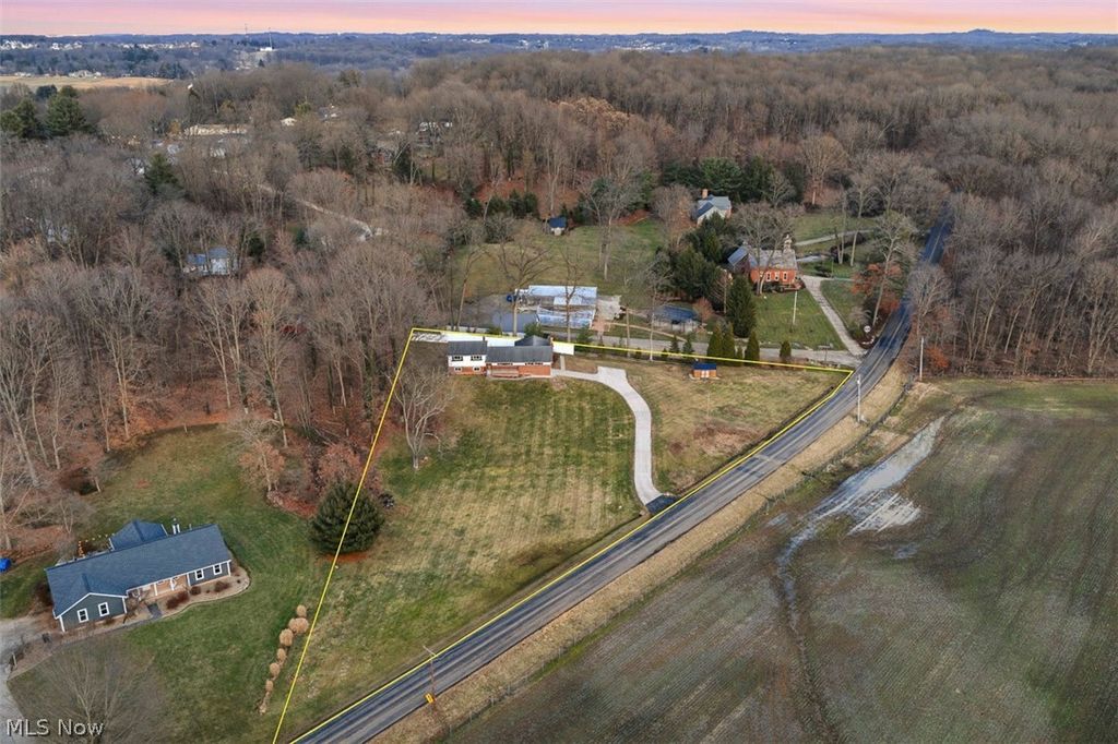 Photo of 11121 Lafayette Drive NW, Canal Fulton, OH 44614 (MLS # 5189713)