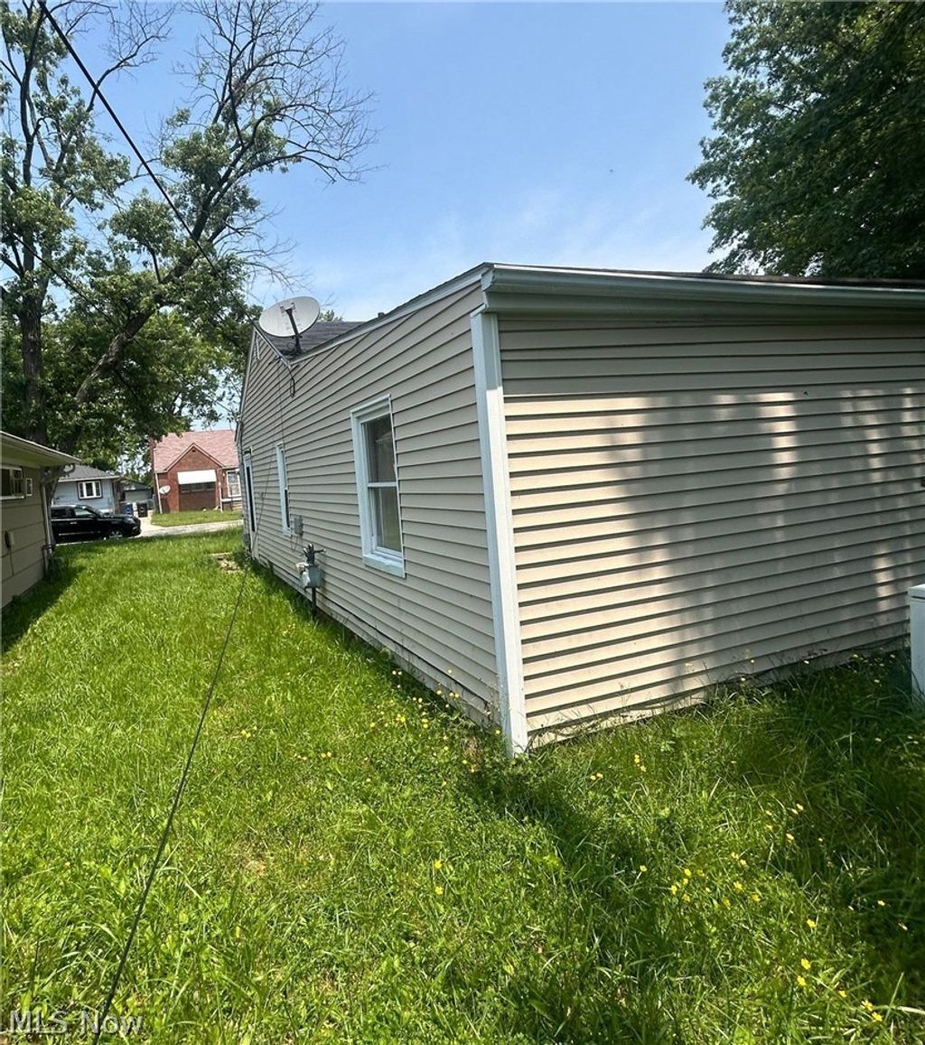 Photo of 12215 Guardian Boulevard, Cleveland, OH 44135 (MLS # 5194416)