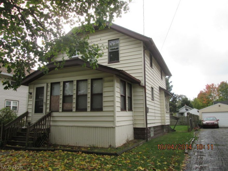 Nice size colonial offers spacious livingroom, diningroom and kitchen.  Nice enclosed porch and partially fenced rear yard with a 1 car detached garage.  Property is located close to your daily needs and freeway access.