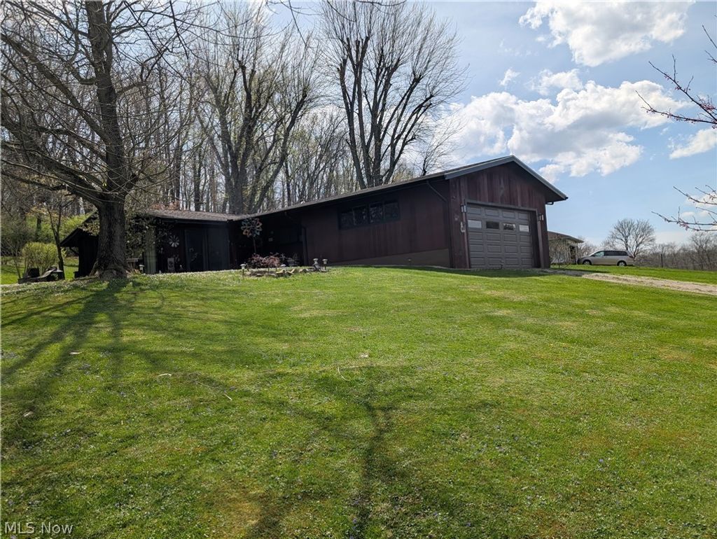 Photo of 228 Crowley Drive, Roseville, OH 43777 (MLS # 5198755)