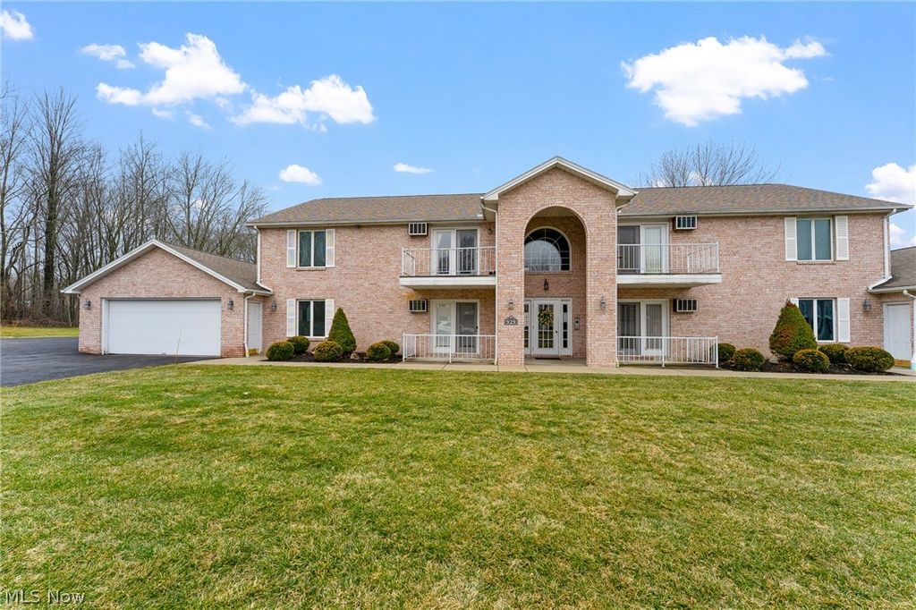 Photo of 929 Auburn Hills Drive #1, Boardman, OH 44512 (MLS # 5190474)