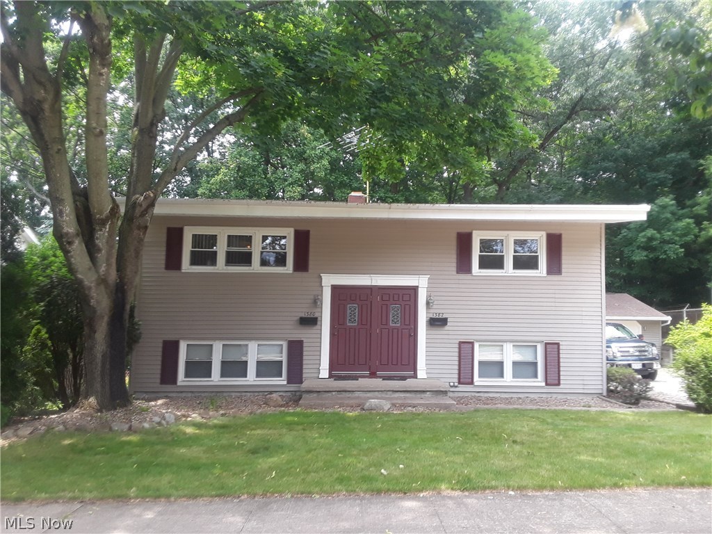 Very clean, well kept apartment located on the edge of the Gorge. Home has beautiful wooded view from back balcony. Seven stairs into the top unit duplex. Enjoy the large great room with front windows and glass doors to the back. Kitchen equipped with appliances and also has washer, dryer hookup. Galley style kitchen. Nice size bedrooms with huge closets. Larger bedroom also has extra storage cubby hole. Lot will be professionally maintained. This unit has access to one side of the garage.
