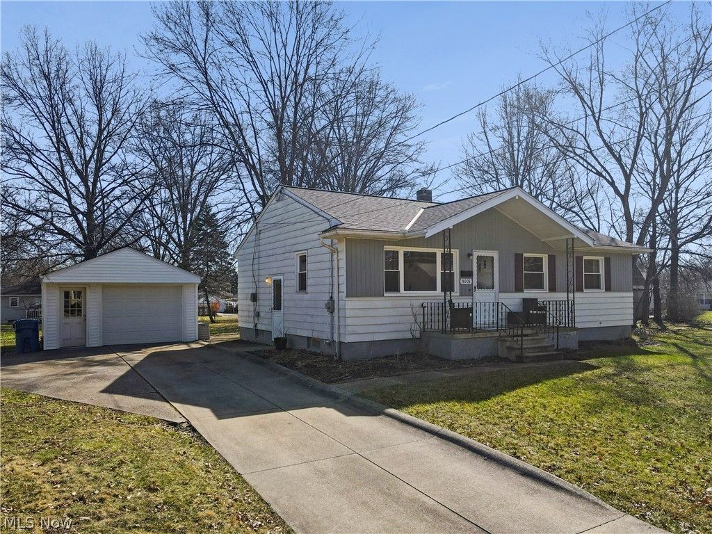 Photo of 4003 Kenneth Road, Stow, OH 44224 (MLS # 5190460)
