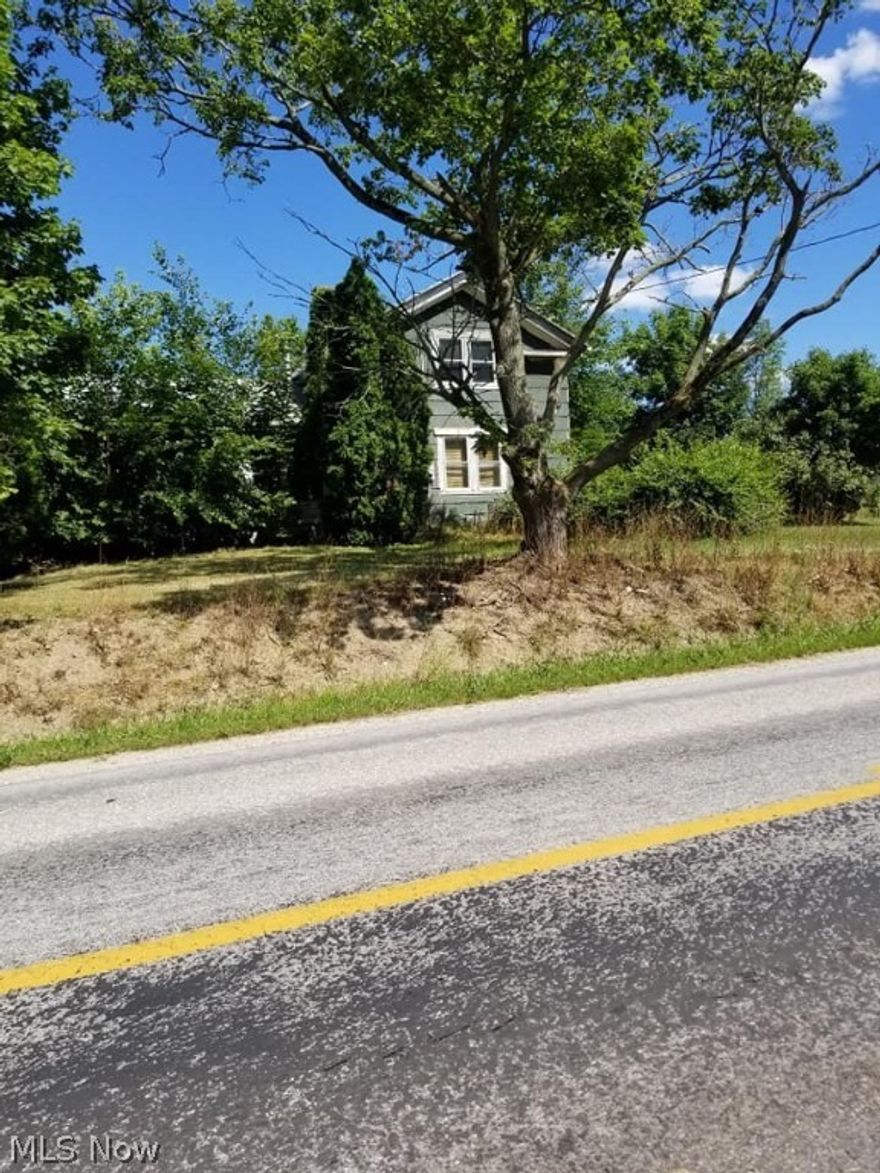 Old farm house and barns - Beautiful fields for you.