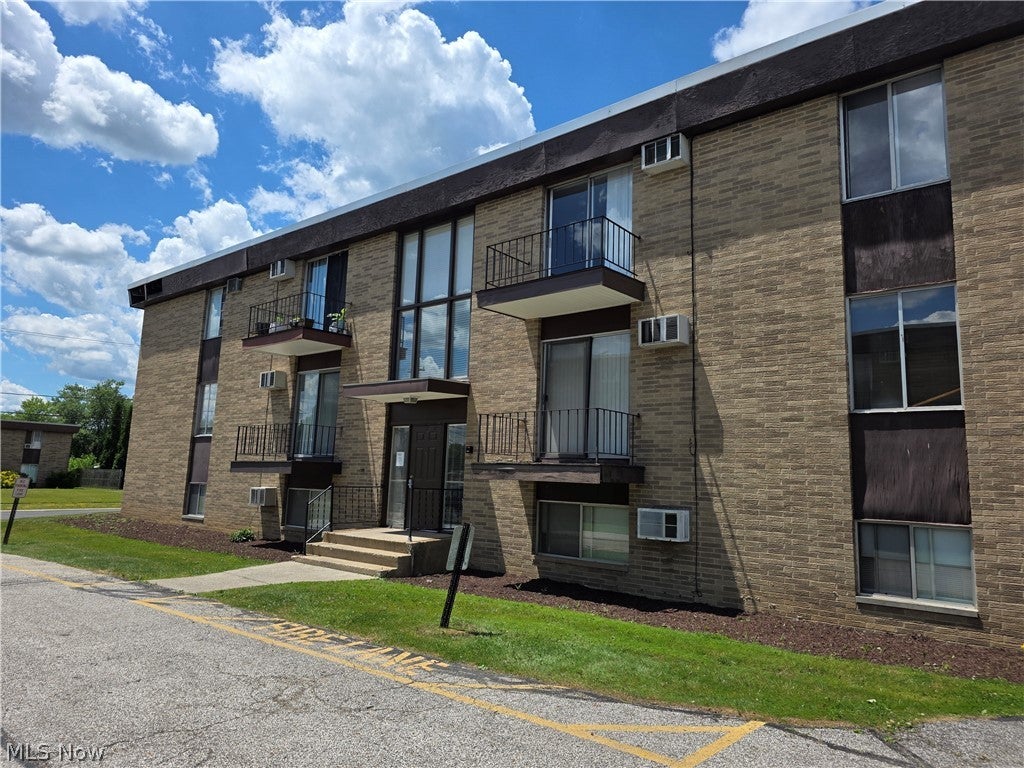 Photo of 16101 E Maple Park Drive #12B, Maple Heights, OH 44137 (MLS # 5223425)