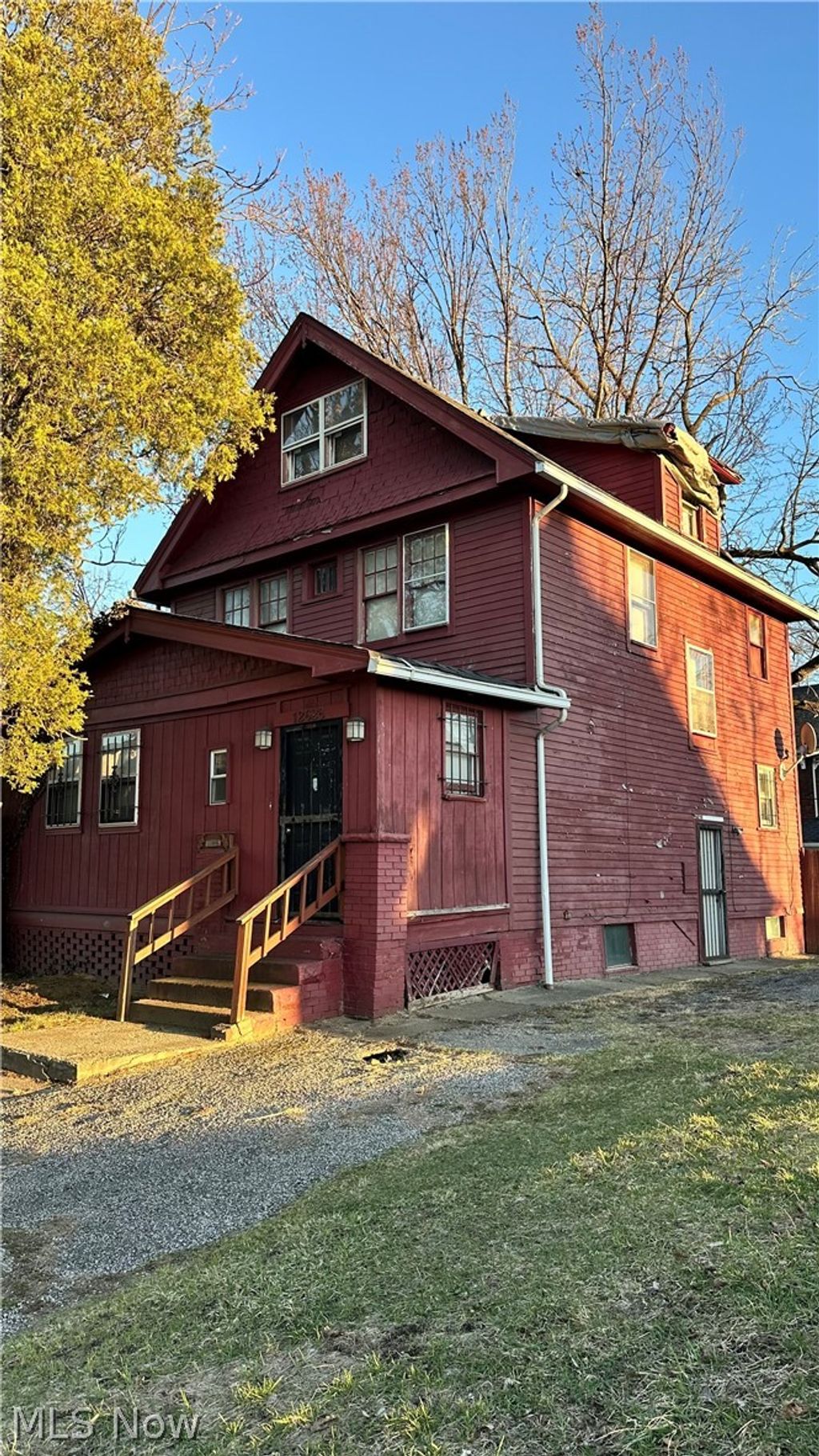 Photo of 12628 Iroquois Avenue, Cleveland, OH 44108 (MLS # 5192575)